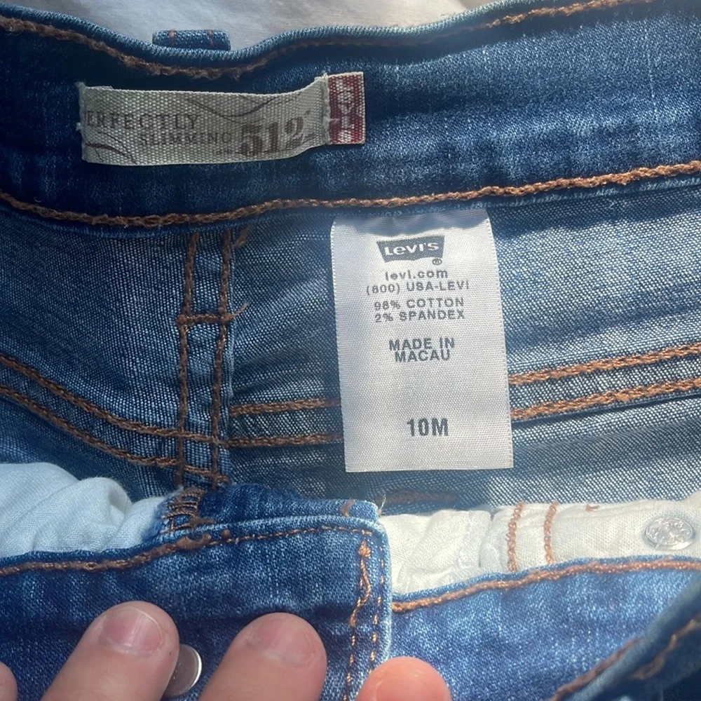 Levi Women Shorts - Picture 2 of 6